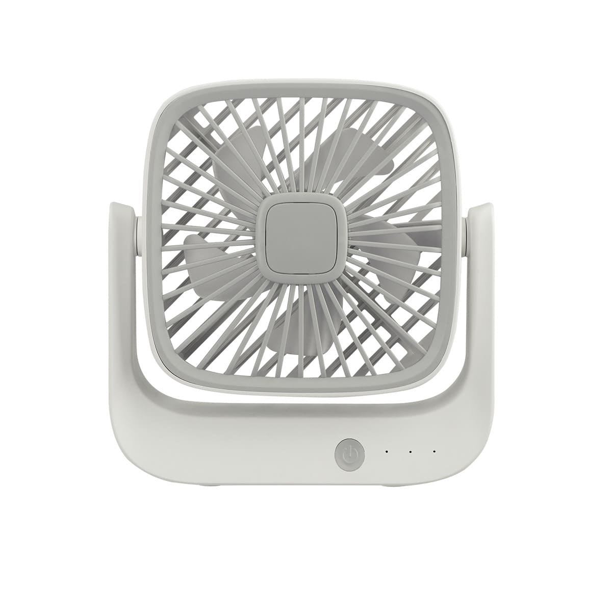 LAP 012, VENTILADOR SCOUT. Ventilador portátil. Cuenta con botón de encendido para tres velocidades ajustables y LED indicador de potencia. Para su funcionamiento, el ventilador debe estar conectado a una fuente de energía, lo que garantiza un flujo de aire constante y potente. La base permite girar fácilmente el ventilador para colocarlo en diferentes ángulos. Su tamaño compacto lo hace ideal para espacios pequeños. Incluye cable auxiliar con conector tipo C y caja individual.